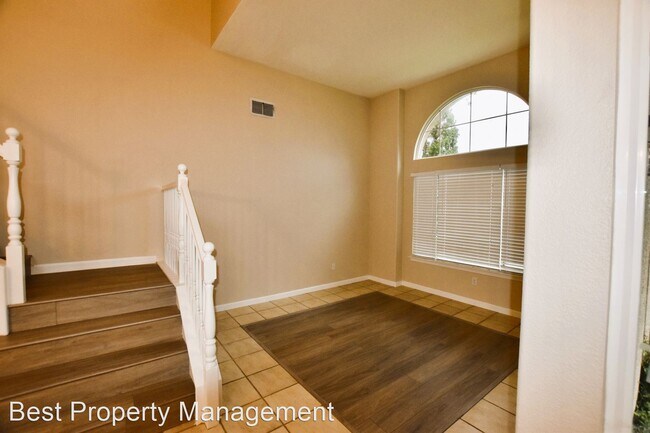 4 BR/ 2.5 Bath Spacious Open Floor Plan photo 2