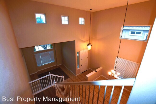 4 BR/ 2.5 Bath Spacious Open Floor Plan photo 5