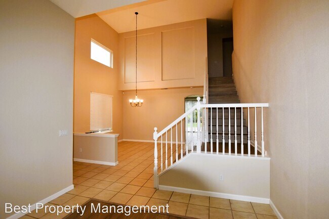 4 BR/ 2.5 Bath Spacious Open Floor Plan photo 3