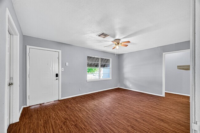 10106 Sierra Drive, Houston, TX 77051 photo 3