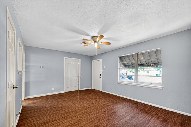 10106 Sierra Drive, Houston, TX 77051 photo 2