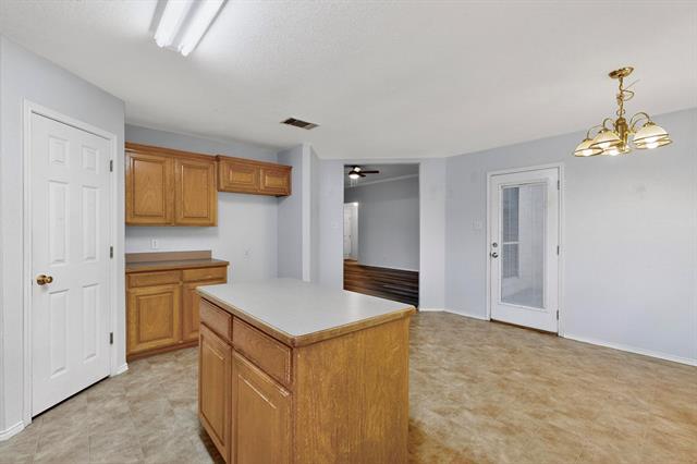 729 Ridgehill Dr Burleson, TX 76028 photo 5