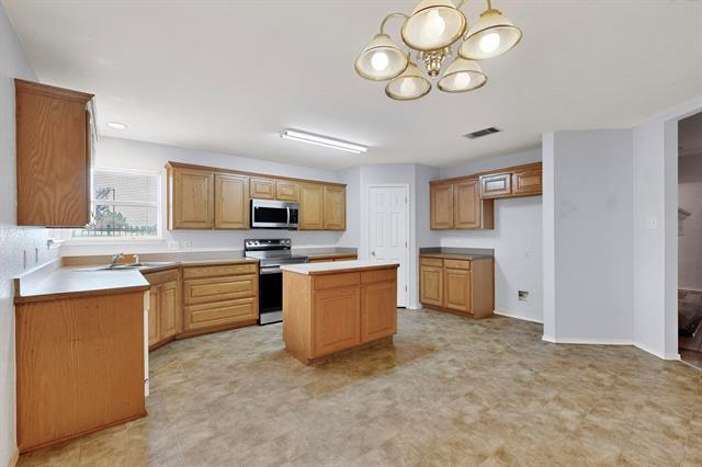 729 Ridgehill Dr Burleson, TX 76028 photo 4