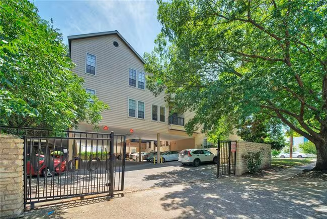 711 W 21st St # 101 photo 2