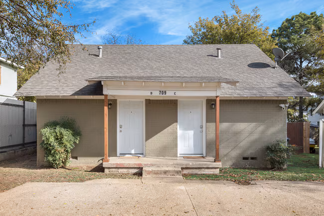 709 North Pecan Street, Arlington, TX 76011 photo 2