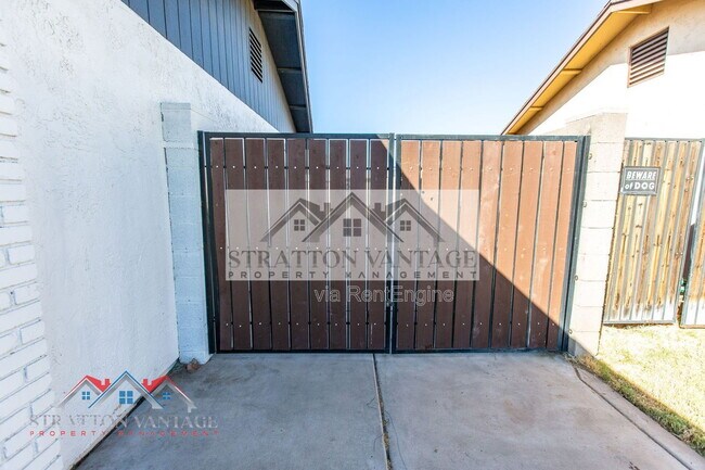 2526 E Juanita Ave photo 5