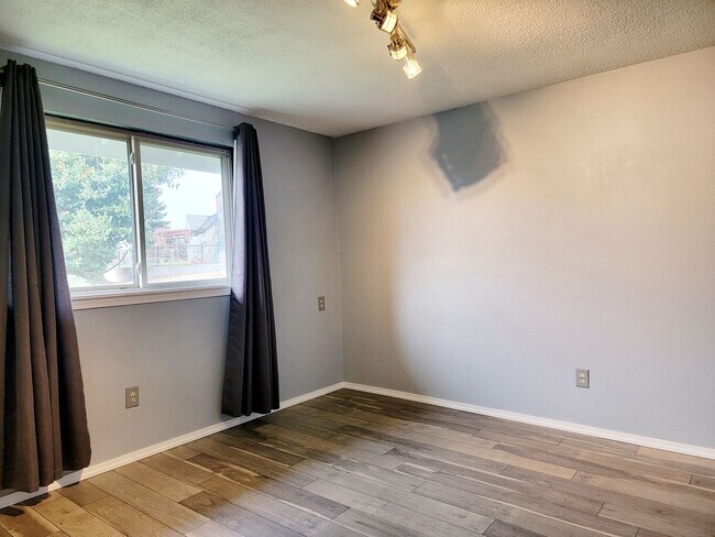 1018 Callahan Dr Bremerton, WA 98310 photo 4