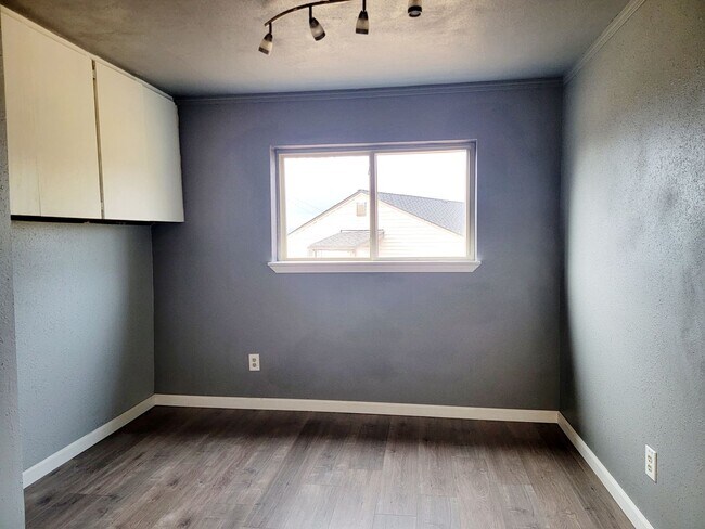 1018 Callahan Dr Bremerton, WA 98310 photo 2