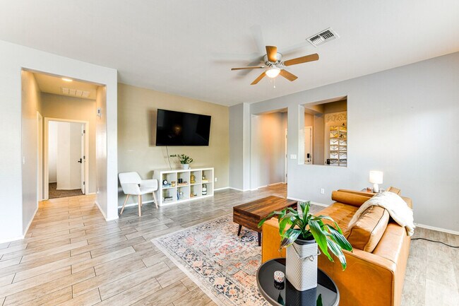 2313 N Presidential Dr photo 2