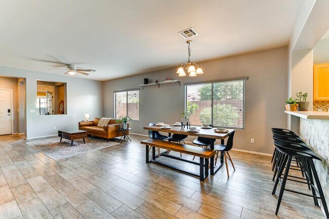 2313 N Presidential Dr photo 4