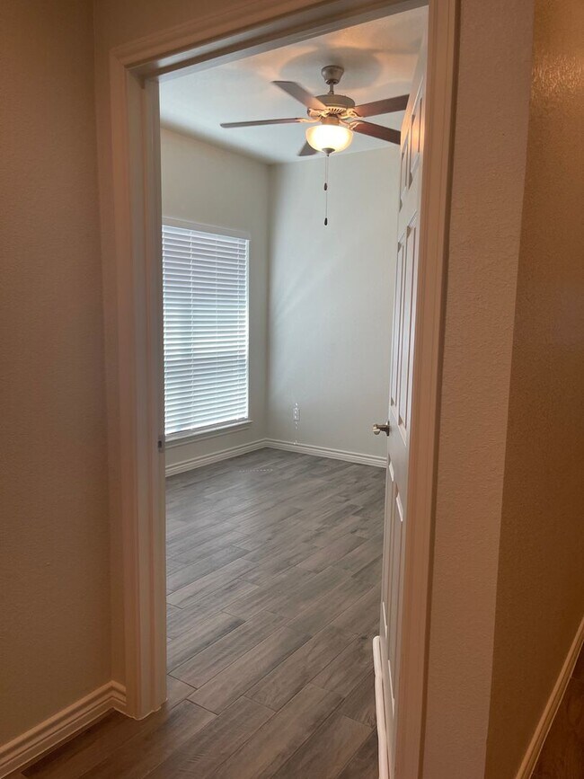 511 County Rd 306 Jarrell, TX 76537 photo 4