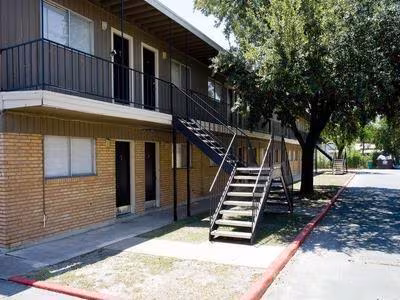 247 W Dickson Ave San Antonio, TX 78214 photo 3