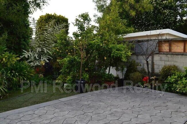2212 Howard Ave photo 3