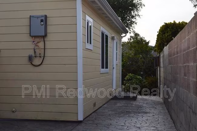 2212 Howard Ave photo 5