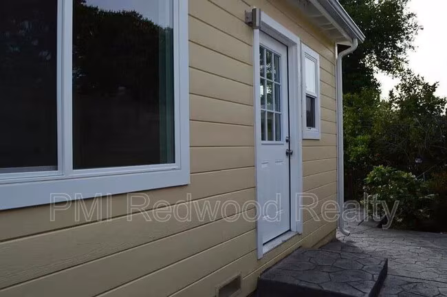 2212 Howard Ave photo 4