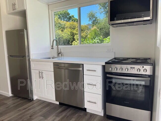 2212 Howard Ave photo 2