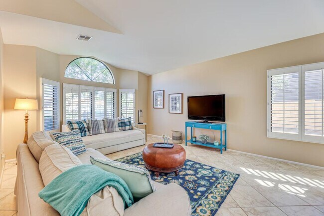 253 E Vaughn Ave Gilbert, AZ 85234 photo 2