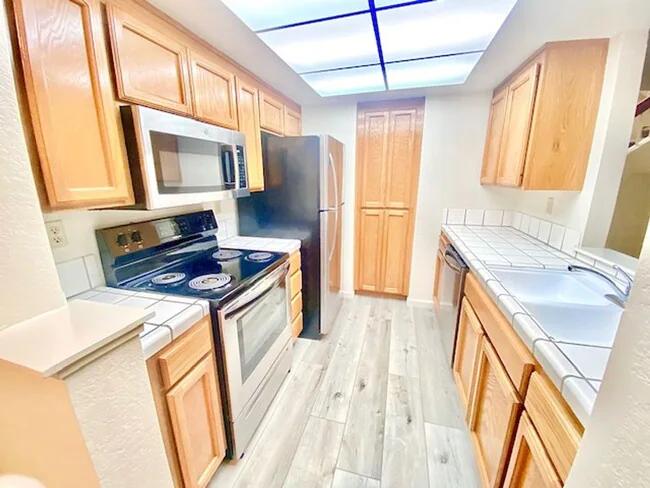7449 Oxford Cir photo 4