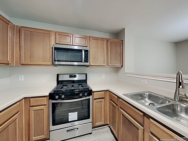 2910 Candleside Dr San Antonio, TX 78244 photo 2