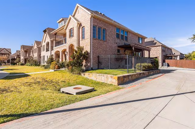 516 Renaissance Lane, Irving, TX 75060 photo 3