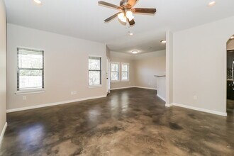 701 Algerita Dr photo 4