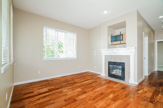 1929 16th Ln NE photo 3