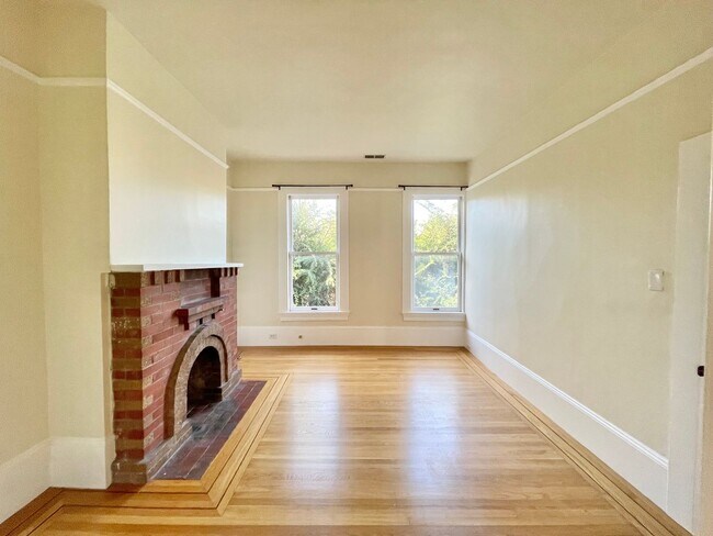 2 Bed, 1 Bath Noe Valley Flat w Office + Garden Patio photo 5
