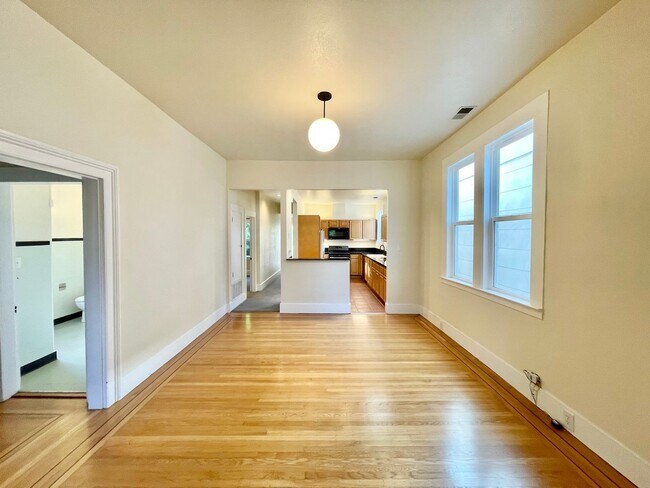 2 Bed, 1 Bath Noe Valley Flat w Office + Garden Patio photo 4