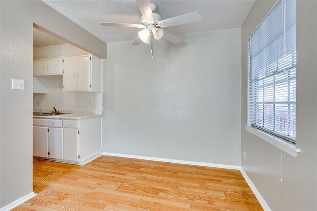 307 E 31st St Austin, TX 78705 photo 4