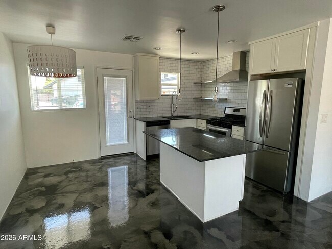3416 N 37th St Phoenix, AZ 85018 photo 2
