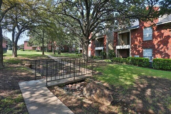200 Bear Creek Dr Euless, TX 76039 photo 3