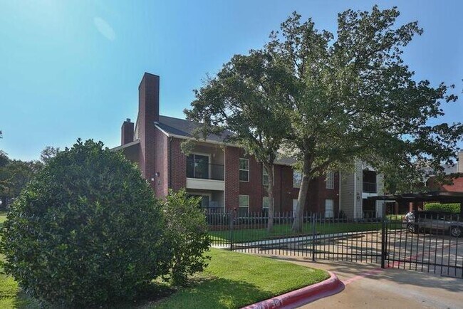 200 Bear Creek Dr Euless, TX 76039 photo 5