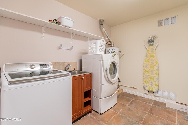 10719 W Camelot Cir Sun City, AZ 85351 photo 3
