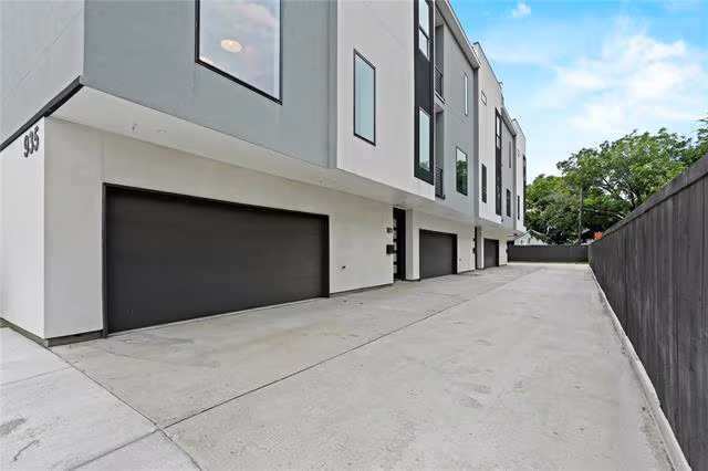 935 West Twelfth Street, Dallas, TX 75208 photo 2