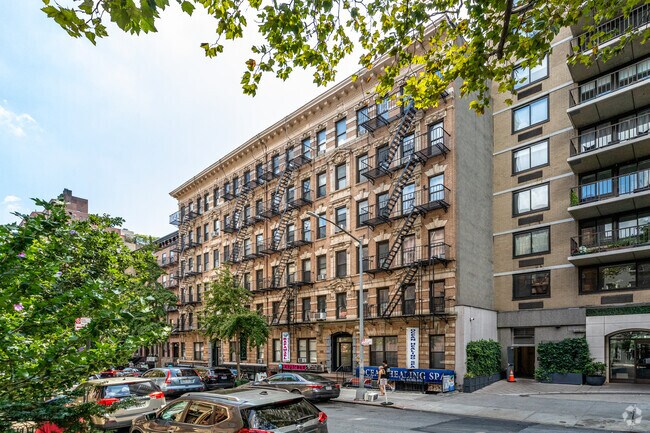 208 E 82nd St New York, NY 10028 photo 2