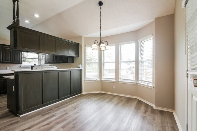 512 Arbor Lane, Burleson, TX 76028 photo 5