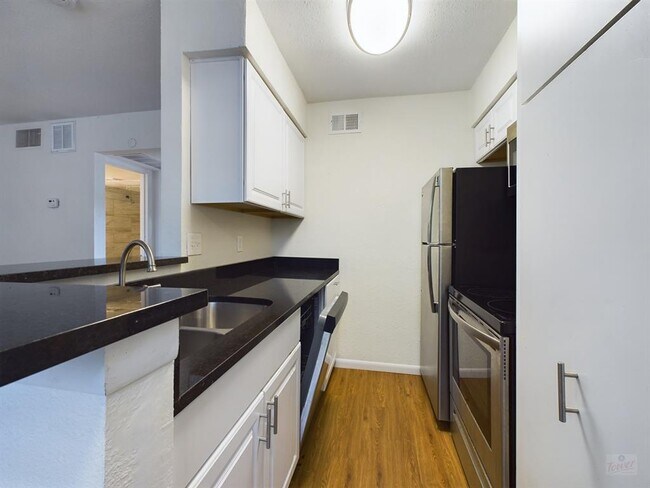 2207 Leon St Austin, TX 78705 photo 3