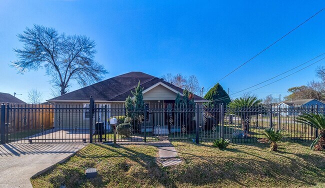 8004 Mendez Street, Houston, TX 77029 photo 3