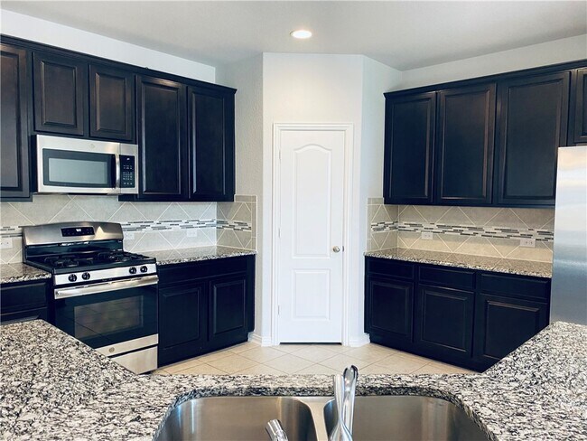 1009 Sundrops St Leander, TX 78641 photo 4