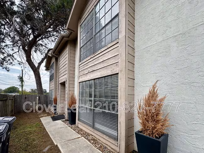 10567 Starcrest Dr San Antonio, TX 78217 photo 2