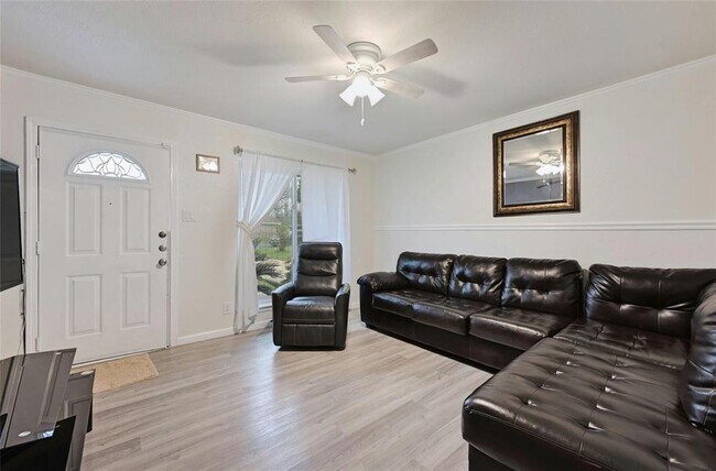 1702 Cherry Orchard Dr Austin, TX 78745 photo 4
