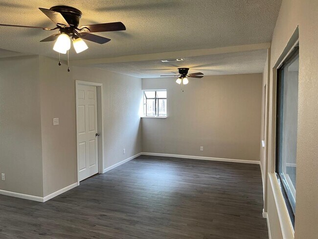 215 Collins Dr Irving, TX 75060 photo 2