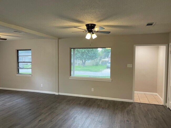 215 Collins Dr Irving, TX 75060 photo 4