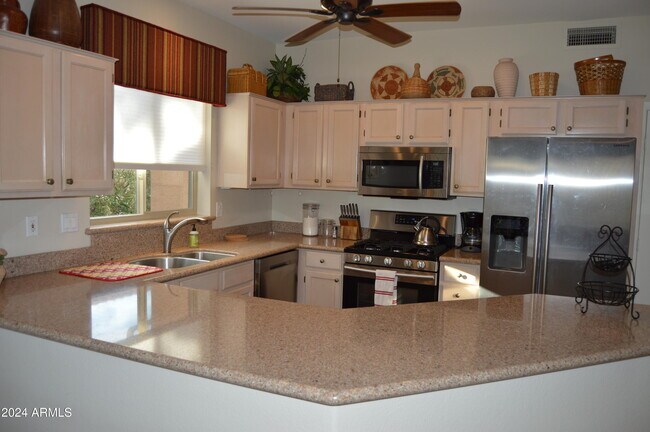 15621 W Heritage Dr Sun City West, AZ 85375 photo 4