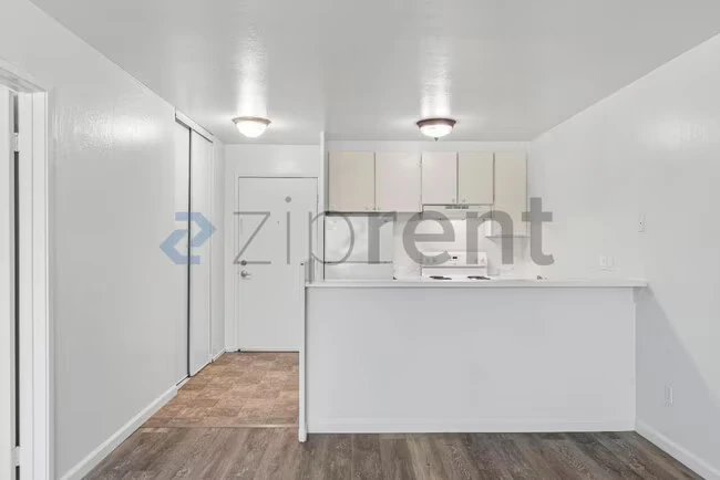 Unit 206 photo 4