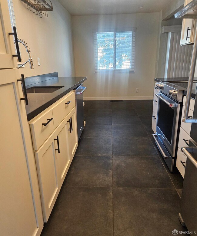 8711 Mountain Blvd Oakland, CA 94605 photo 5
