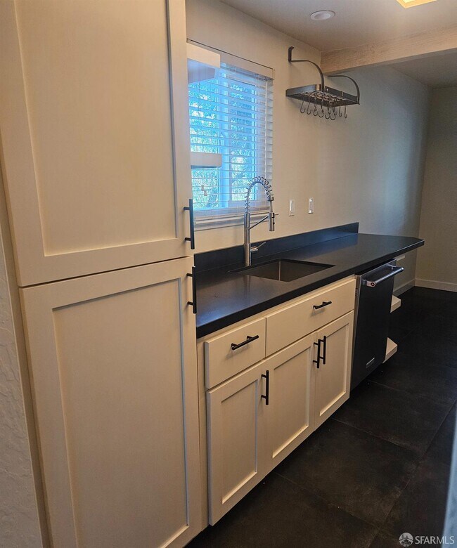 8711 Mountain Blvd Oakland, CA 94605 photo 3