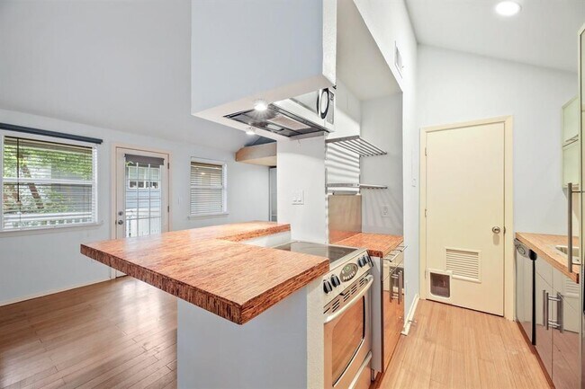 1110 W 22nd St Austin, TX 78705 photo 2