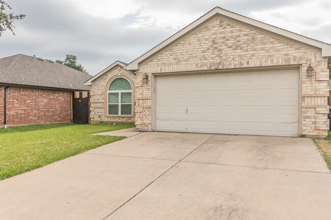 1847 Woodchase Drive, Fort Worth, TX 76120 photo 2