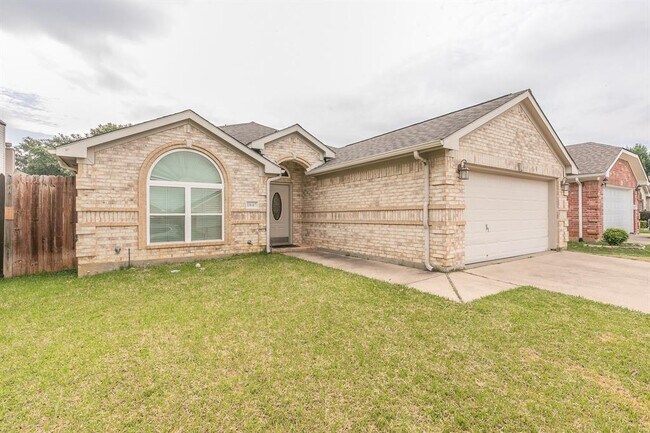 1847 Woodchase Drive, Fort Worth, TX 76120 photo 3